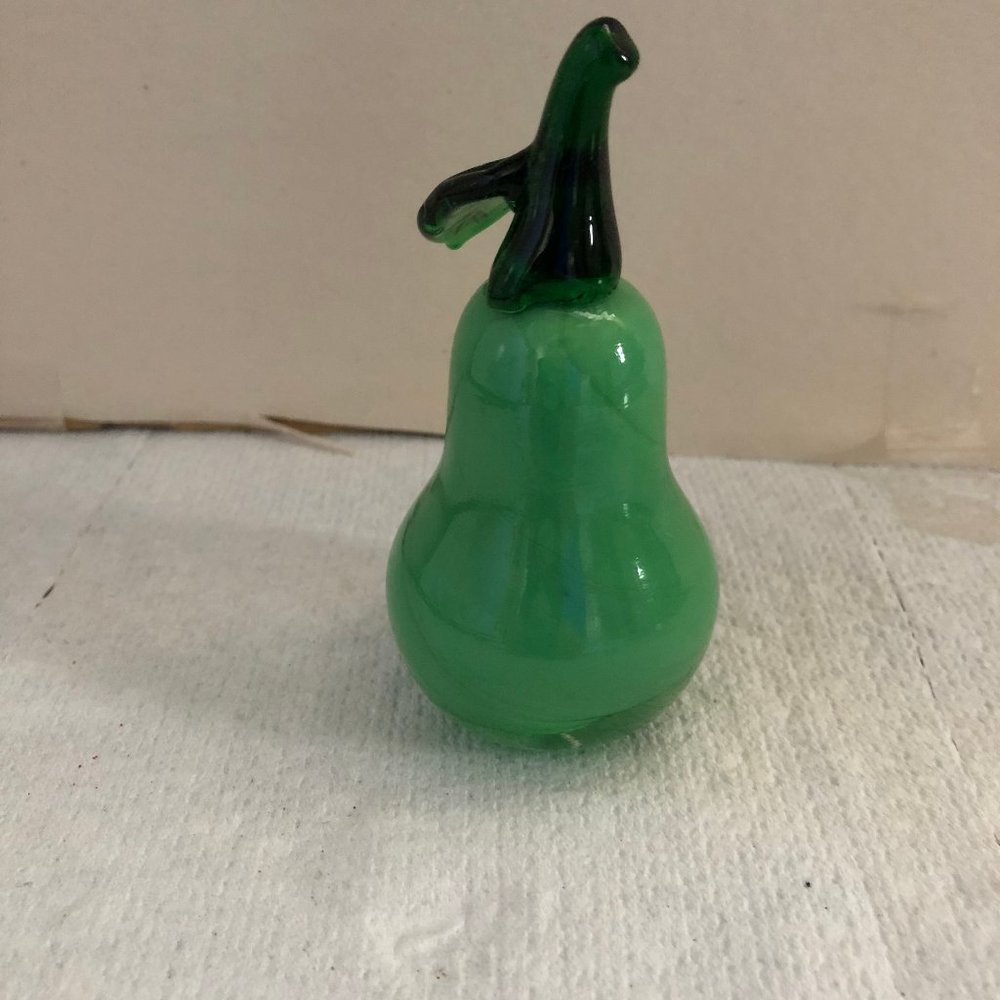 Hand Blown Art Glass Green Pear with leaf Fruit figurine paperweight home decor